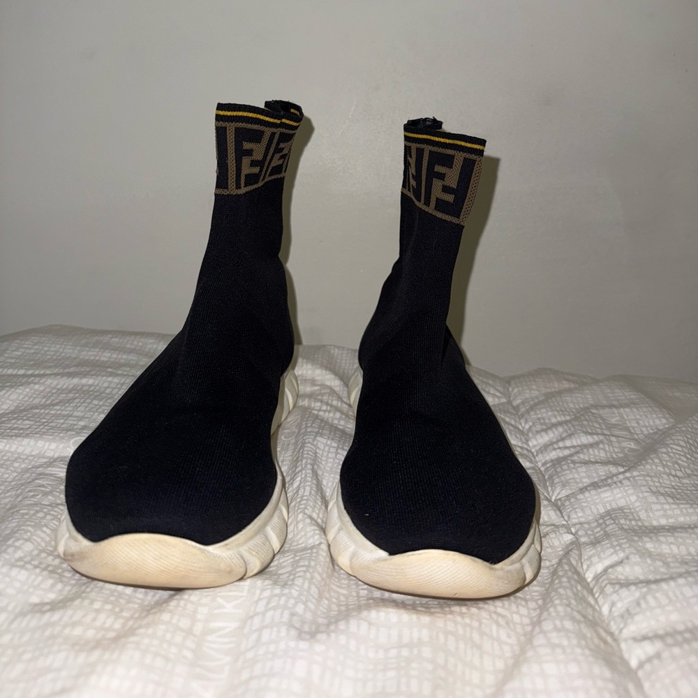 Tenis Fendi talla #37  / precio en tienda más de $800
